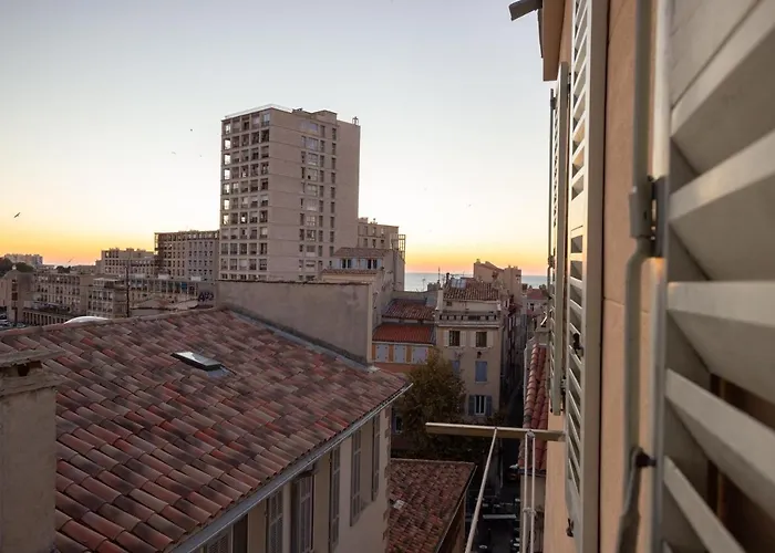 T2 Panier Vieux-Port Vue Notre Dame De La Garde